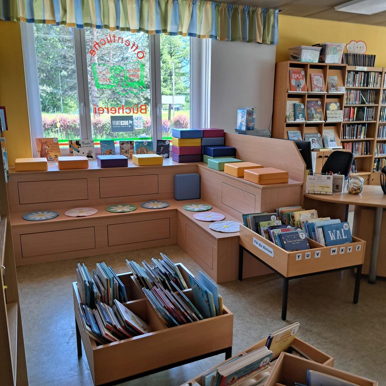 Blick zur Lesetreppe der Bücherei Ebensee