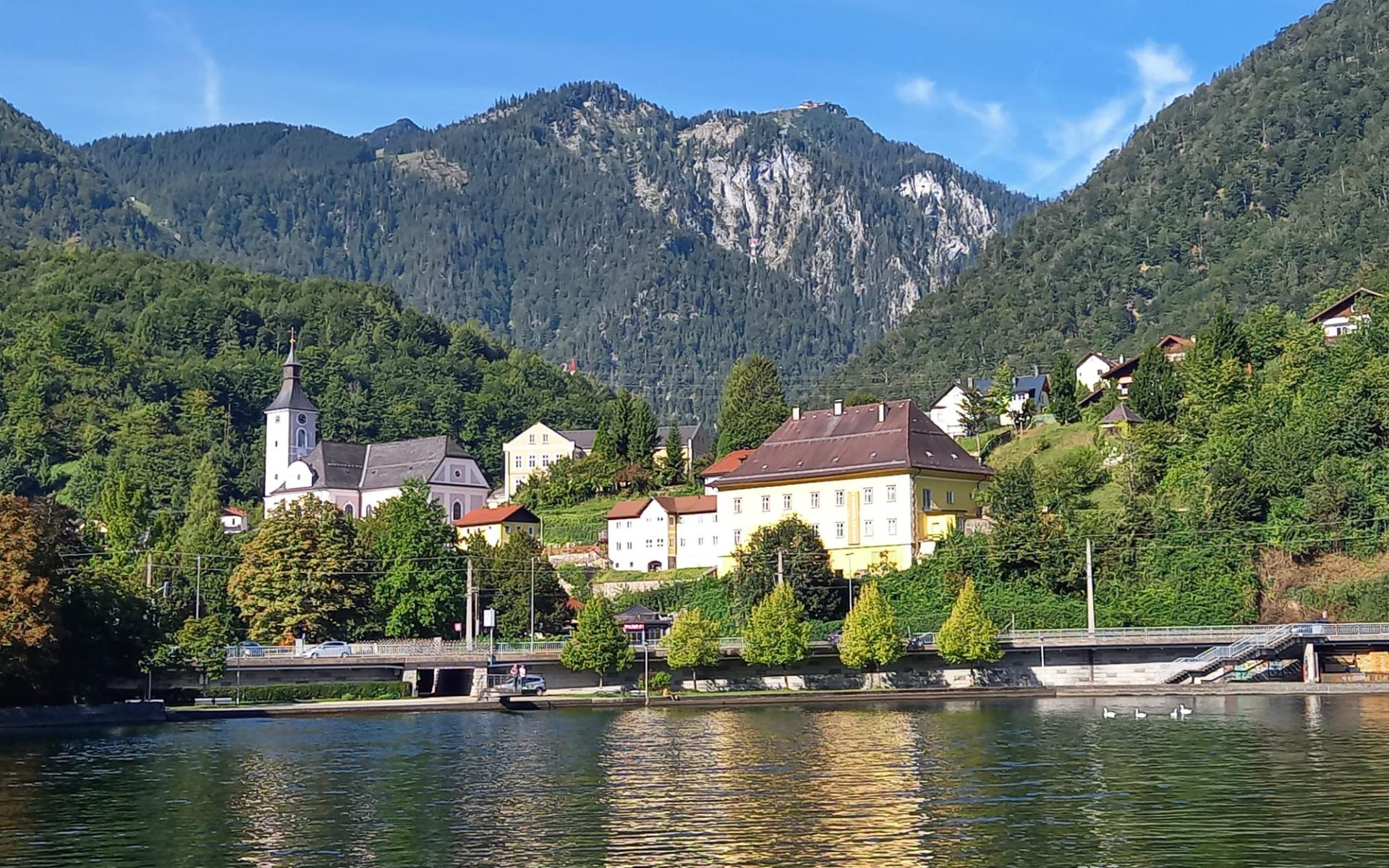 Blick auf Ebensee vom Traunsee aus