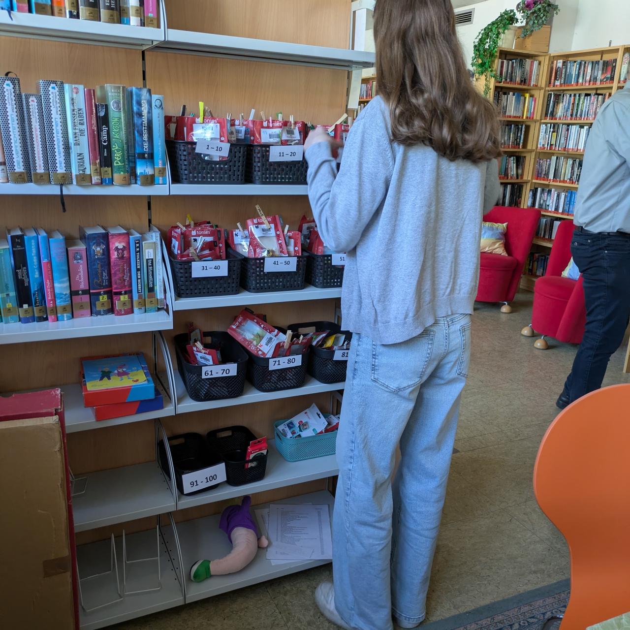 Firmling hilft in der Bücherei